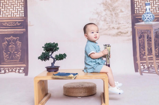 樟树宝宝边吃奶边挣扎烦躁
